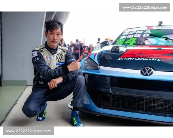 极速碰撞激情瞬间 赛车手冲线奋力争胜画面震撼全场